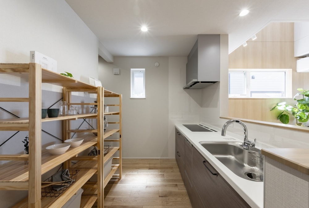 キッチン周りをスッキリ収納。冷蔵庫もまとめて隠せるパントリーをキッチン奥に設置しました♪