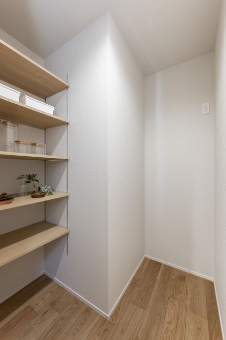 冷蔵庫と常温保存食品が同時に収納、うれしい大容量パントリーです♪