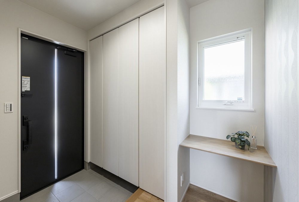 お客様をお迎えする玄関内のカウンターには好きな小物でらしさを演出できます♪