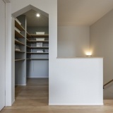 ２階の隠れ家的な収納は季節ものなどを片付けるのに役に立ちます♪