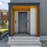 玄関廻りの部材を木で仕上げ、ぬくもり感を演出します♪