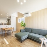 18.5帖の広々としたLDKには南側の吹抜から自然光が間接的に差し込み、暮らしに心地よい解放感をもたらしてくれます。