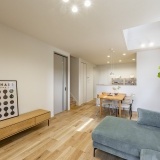 木質系の自然素材の質感が心地よさと温もりを感じさせてくれる空間を演出します♪