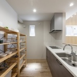 キッチン周りをスッキリ収納。冷蔵庫もまとめて隠せるパントリーをキッチン奥に設置しました♪