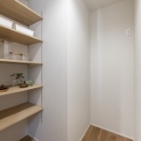 冷蔵庫と常温保存食品が同時に収納、うれしい大容量パントリーです♪