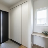 お客様をお迎えする玄関内のカウンターには好きな小物でらしさを演出できます♪