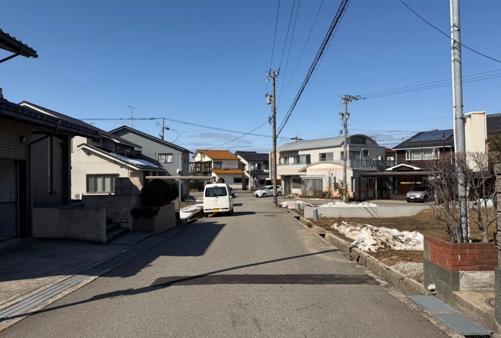 南側前面道路（東側から撮影）幅員:6.0m