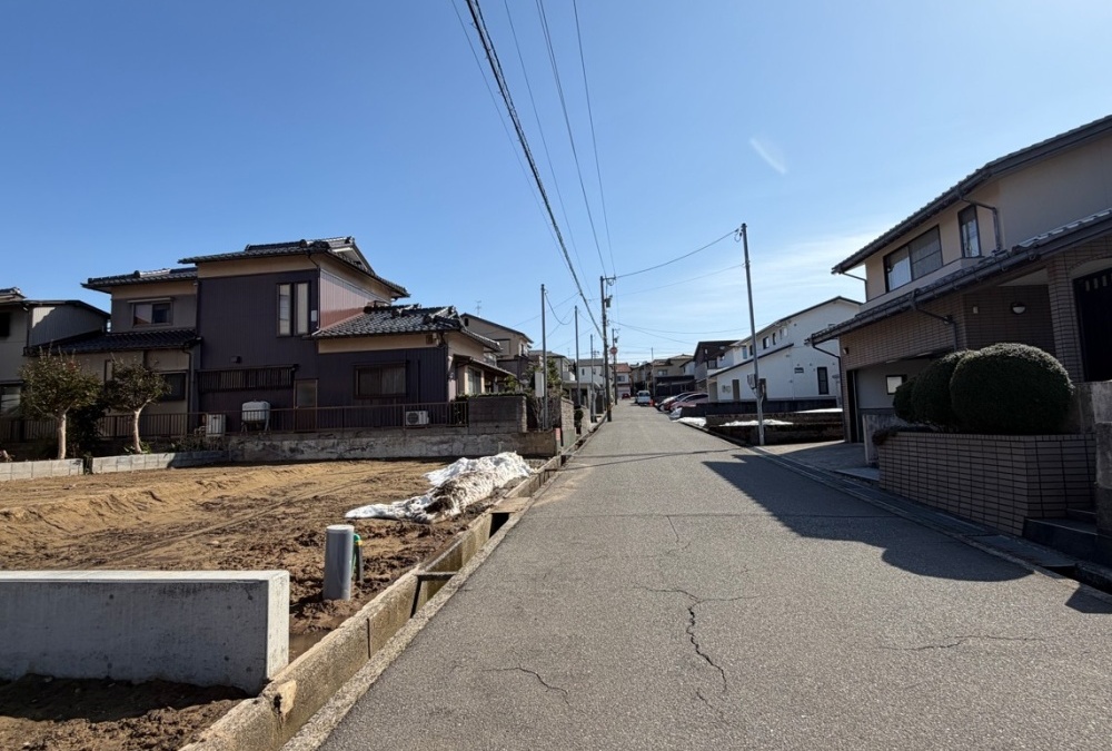 南側前面道路（西側から撮影）幅員:6.0m
