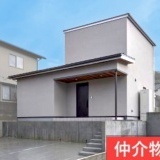外壁には、高断熱性能を誇るダブル断熱の外壁に。 グレーの塗り壁がもたらす深みのある表情が、上質で洗練された印象を演出します。 