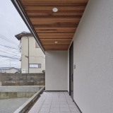 玄関ポーチから見上げる軒裏の木目が優しく帰りを迎えてくれます。