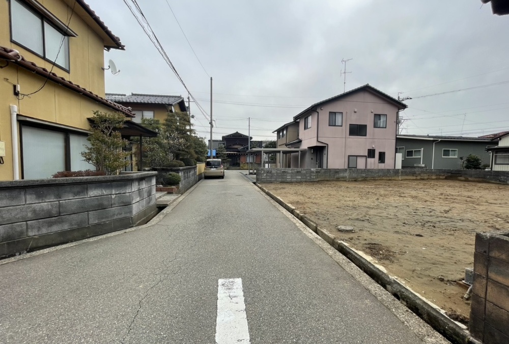 北側前面道路（西側から撮影）幅員：4.59ｍ
