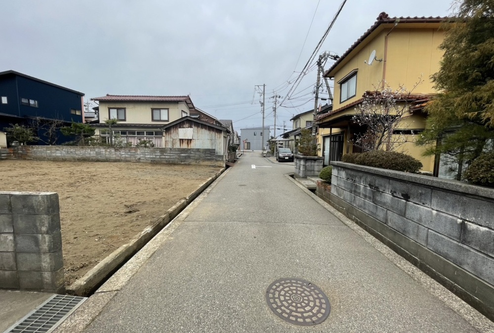 北側前面道路（東側から撮影）幅員：4.59ｍ