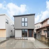 小幅の板を重ね張り合わせた外壁を基調に吹付材のアクセント♪