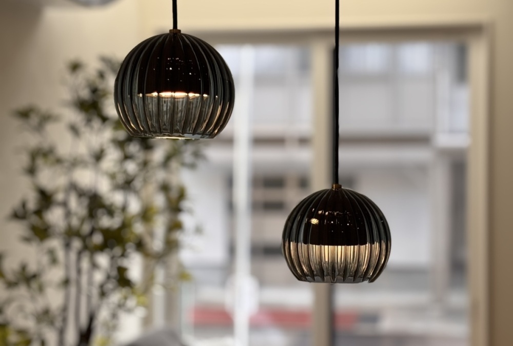 ダイニングには、スモークのかかったペンダントライトを設置することによりエレガントな演出に。