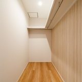 落ち着いた雰囲気の寝室に大きなウォークインクローゼットを完備しています。