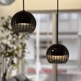 ダイニングには、スモークのかかったペンダントライトを設置することによりエレガントな演出に。