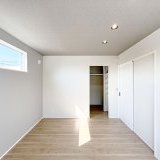 主寝室には大容量のウォークインクローゼットを完備♩