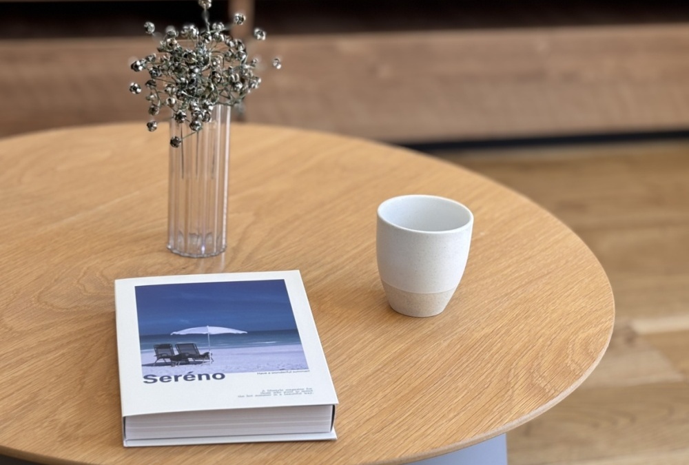 銘木のナラ樫を使ったフローリングで、落ち着きのある空間でカフェ気分を味わえるリビングです。