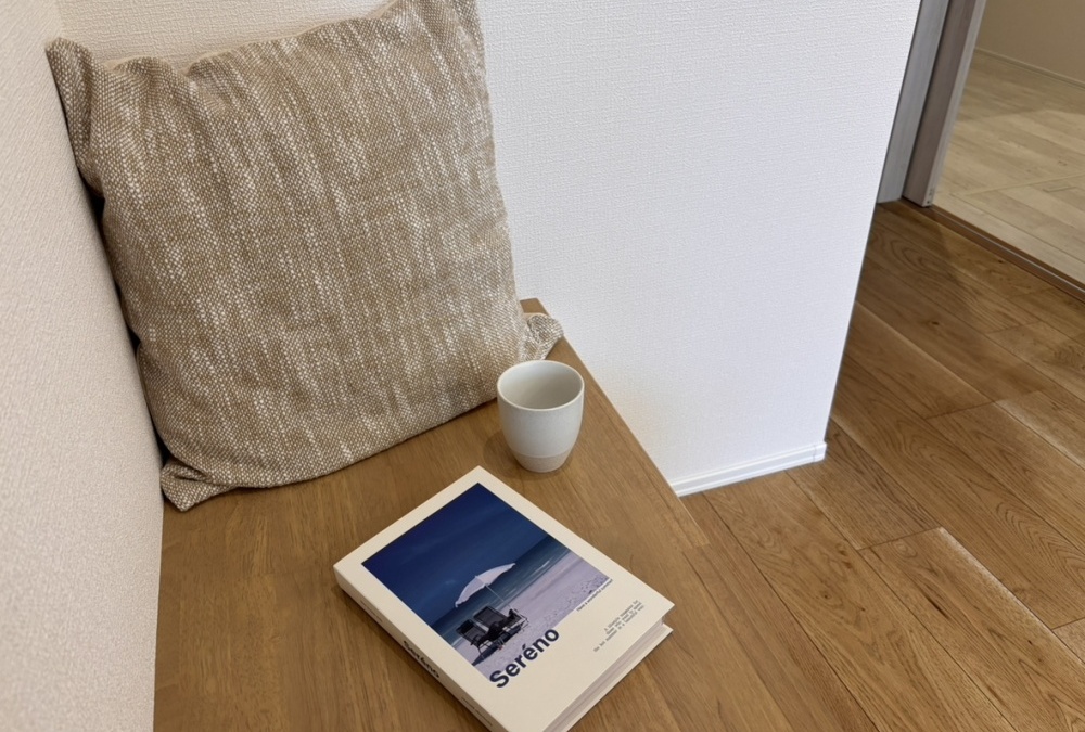 本棚のベンチとして利用できるイメージがこちら。飲み物片手にしっぽりと読書時間に没頭できます！