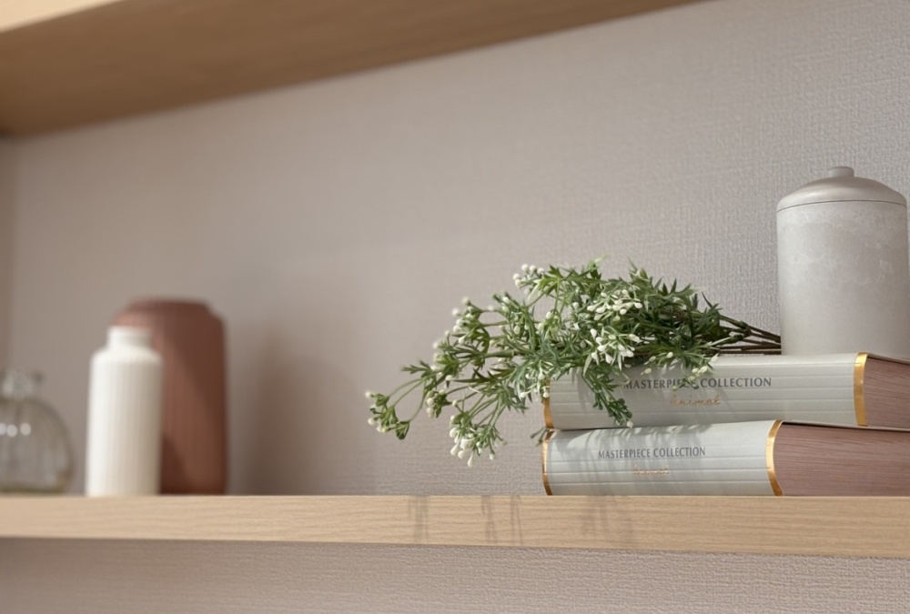 リビングの壁棚は、本棚としても使えますがインテリアを置いておしゃれなディスプレイをすることも可能！様々なシーンを演出できます。