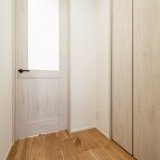 玄関は奥にシューズクロークを設け、フロアから靴の出入れが可能です。