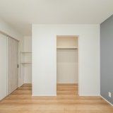 落ち着いた雰囲気の寝室に大きなウォークインクローゼットを完備しています。
