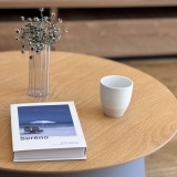 銘木のナラ樫を使ったフローリングで、落ち着きのある空間でカフェ気分を味わえるリビングです。