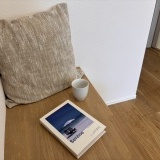 本棚のベンチとして利用できるイメージがこちら。飲み物片手にしっぽりと読書時間に没頭できます！