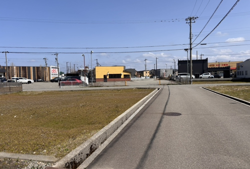 南側前面道路（西側より撮影）幅員：6.01ｍ