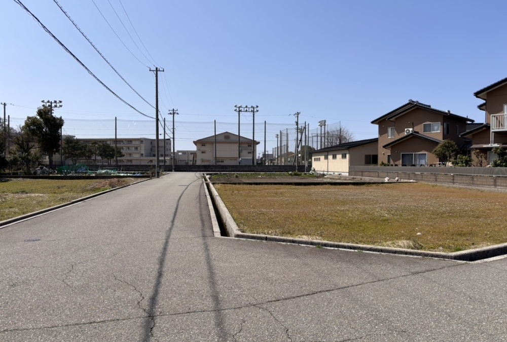 南側前面道路（東側より撮影）幅員：6.01ｍ