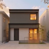 小幅の板を重ね合わせたような意匠の外壁を基調に、アクセントの吹付材が映えるデザインです。