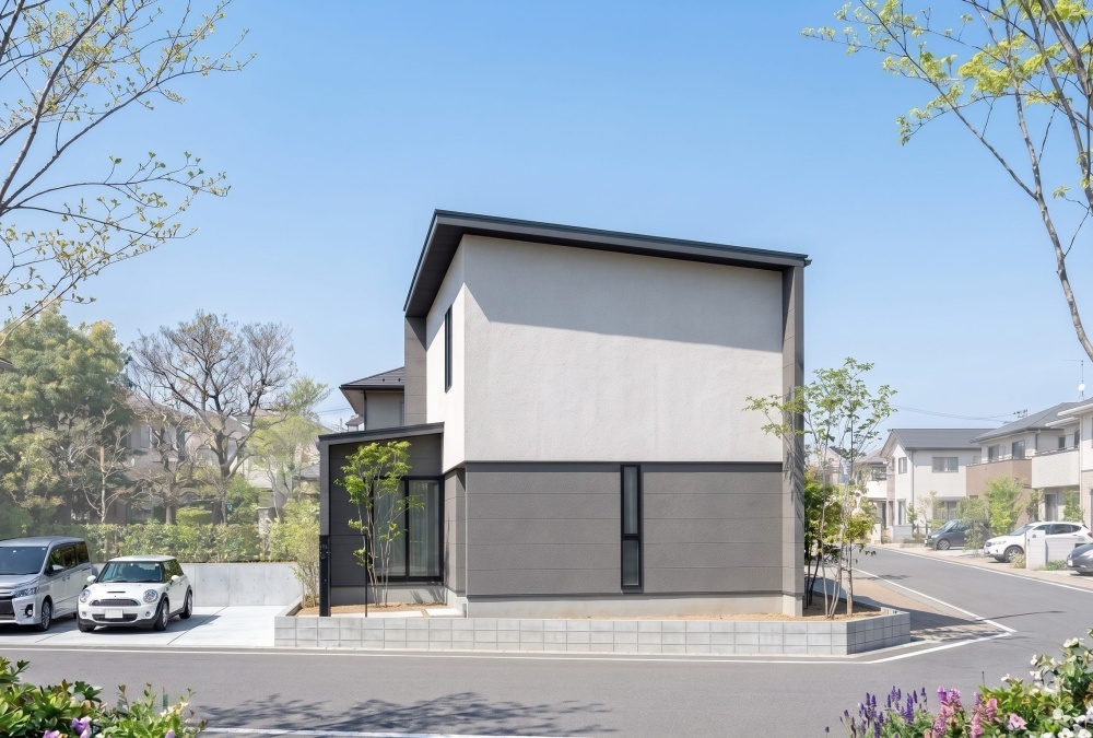 【完成予想図】1階部分にダークグレー、2階部分にライトグレーを採用したツートンカラーが、都会的な印象を与えます。※外構や植栽はイメージです。