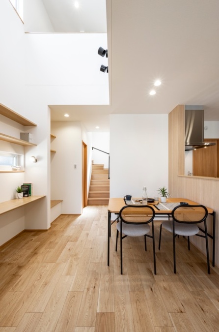 吹抜の大開口のおかげで光がたっぷりと採りこめて、LDK全体が明るくなります。明るいお住まいをご希望の方にはベストな住まいです♪