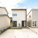 シンプルなフラットデザインの外壁を基調にしたクールモダンデザインです♪