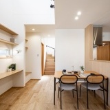 吹抜の大開口のおかげで光がたっぷりと採りこめて、LDK全体が明るくなります。明るいお住まいをご希望の方にはベストな住まいです♪