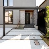 デザイン性と機能性を兼ね備えたエクステリアが建物の魅力をさらに引き立て、気品のある佇まいとなります。