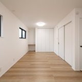 2階の洋室2部屋はあえて壁で仕切らず、生活スタイルに合わせて大きな1部屋として、又は壁で仕切って2部屋の個室としてもお使いいただけます♪