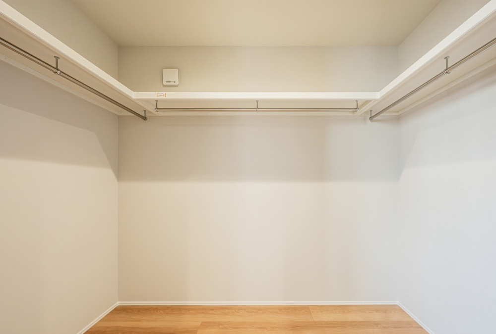 3帖のウォークインクローゼットには季節ものなどを仕舞えます♪