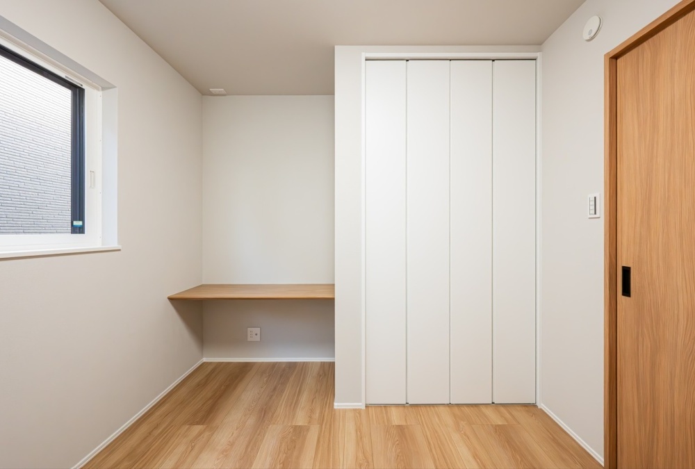 洋室①にはデスクとして使えるカウンターを備え付けております。