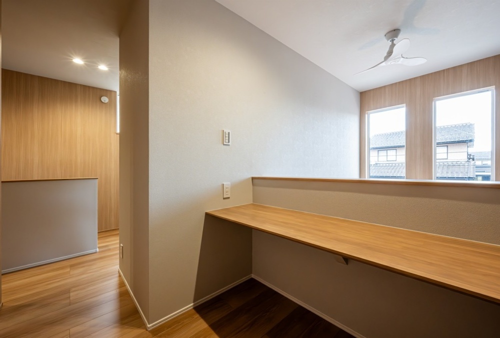 2階のカウンタースペースでは、趣味やワークスペースを共有できます。吹抜の窓も開放感あり、間接光でとても明るい空間になります。