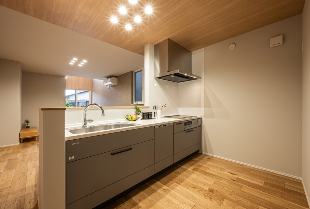 キッチンからLDK全体を見渡せる間取りですので、お料理しながらもお子様の学習の様子に目が届きます♪