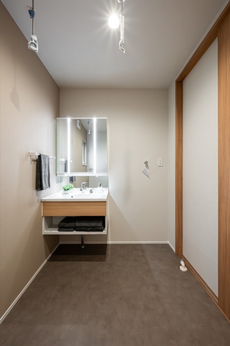 サンルーム兼洗面室は3帖の広さを設け、物干しスペースも充分確保されています。