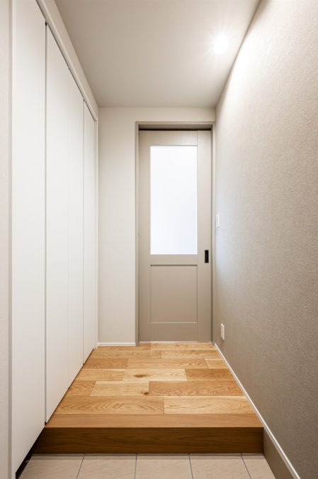 玄関横のシューズクロークは、フロアから靴の出し入れが可能です。