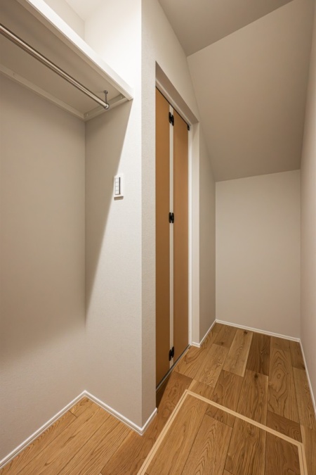 階段下にファミリークローゼットとLDK周りの収納を集約し、使い勝手の良い収納空間です♪