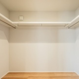 3帖のウォークインクローゼットには季節ものなどを仕舞えます♪