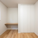 洋室①にはデスクとして使えるカウンターを備え付けております。