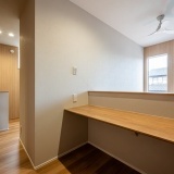 2階のカウンタースペースでは、趣味やワークスペースを共有できます。吹抜の窓も開放感あり、間接光でとても明るい空間になります。