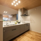 キッチンからLDK全体を見渡せる間取りですので、お料理しながらもお子様の学習の様子に目が届きます♪