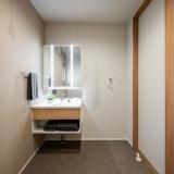 サンルーム兼洗面室は3帖の広さを設け、物干しスペースも充分確保されています。