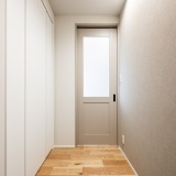 玄関横のシューズクロークは、フロアから靴の出し入れが可能です。